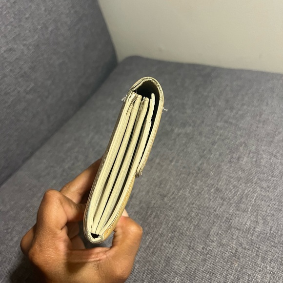 Authentic Louis Vuitton Noisette Monogram Vernis Sarah Wallet - Picture 6 of 16